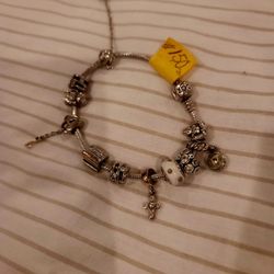 Pandora Original. Lleva Guardada Tres Años.  Es de Color. Silver