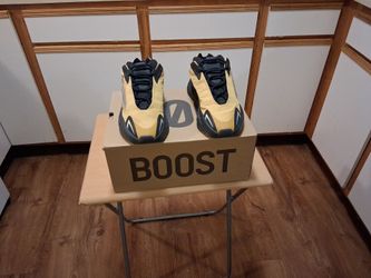 Men's Adidas Yeezy boost 700 MNVN Honey flux size 8 brand new with the box and they are cut small