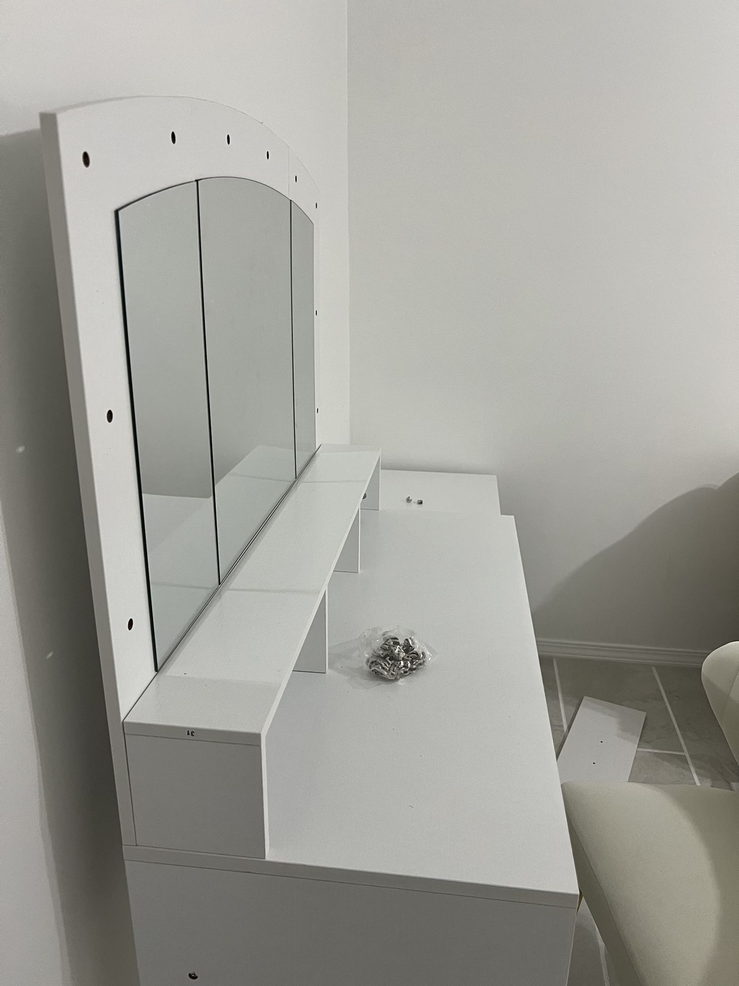 White Inrontar Vanity Desk