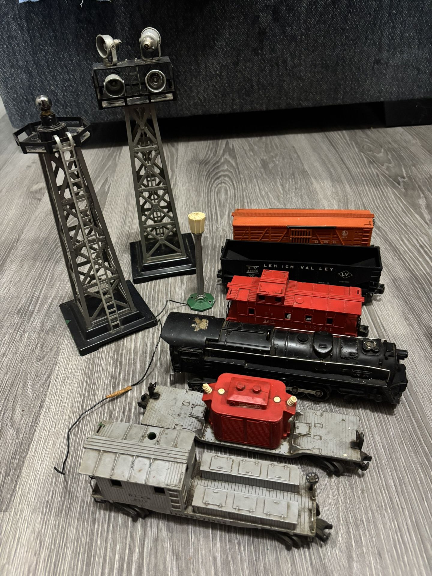 Vintage Lionel Lines Train Engine and Cars 2 Caboose &Towers