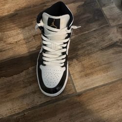 Air Jordan 1 Mid SE Patent 'Black Gold Size 8 In Womans 