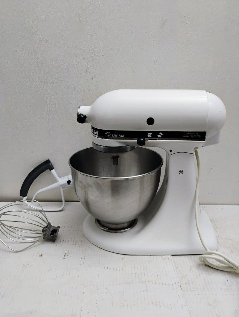 KitchenAid classic 4.5 qt mixer comes with 2 attachments