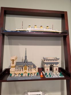 Assorted knock off Lego sets - assembled