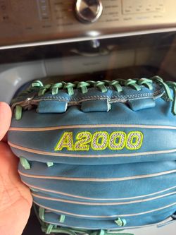 Wilson A2000 12” RHT softball glove