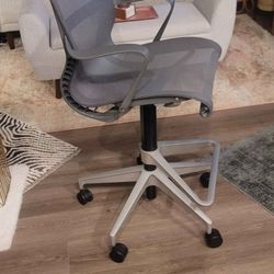Herman Miller Setu Stool – Excellent Condition, High-End Office Stool