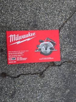 Milwaukee
M18 18V Lithium-Ion Cordless 6-1/2 in. Circular Saw (Tool-Only