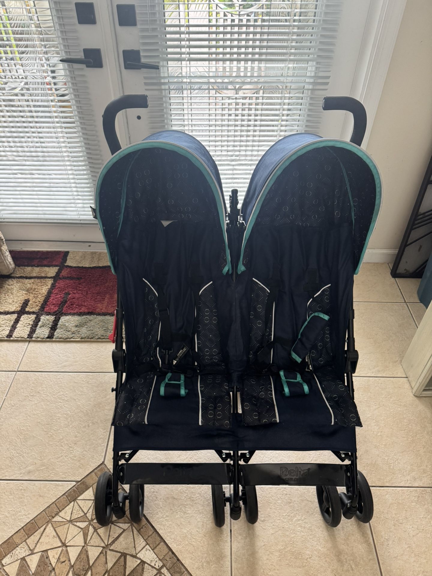 Delta Children’s LX Side by Side Stroller Good Condition, Only Rip on Back Storage Bag