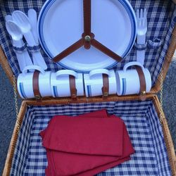 Four Person Picnic Basket Set 15 Firm Just Missing Two Knives And Two Spoons