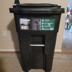 Toter 48 Gallon Wheeled Trash Can