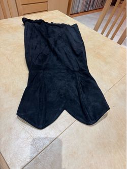 NEEDS to be “re-hemmed” DAMAGED in a recent moved (front hem 2 and 3/4” shorter)