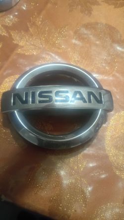 Nissan emblem rogue trunk