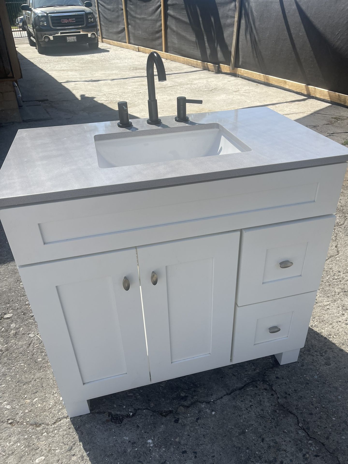 Bathroom Sink/ Sink Para Baño for Sale in Phillips Ranch, CA - OfferUp