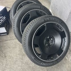 New G Wagon Wheel With New Tire 