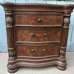 One night stand in very good condition all drawers open just fine