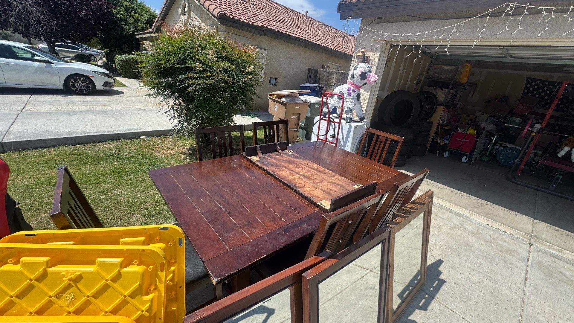 Extendable table with 6 chairs