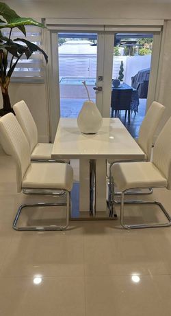 Dinning table with chairs