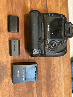 Canon EOS 5D III - good condition with battery pack and batteries