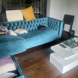 Paige Velvet Ruffed Sofa With Chaise And Table 