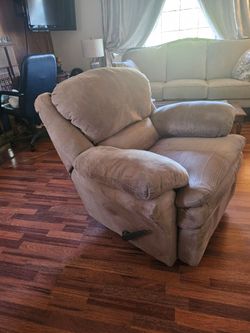 Recliner in very good d shape  👌