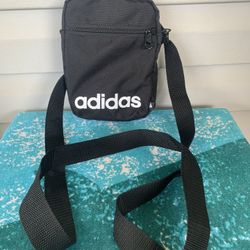 ADIDAS ESSENTIALS LOGO SHOULDER UNISEX TRAINING BAG BLACK/WHITE