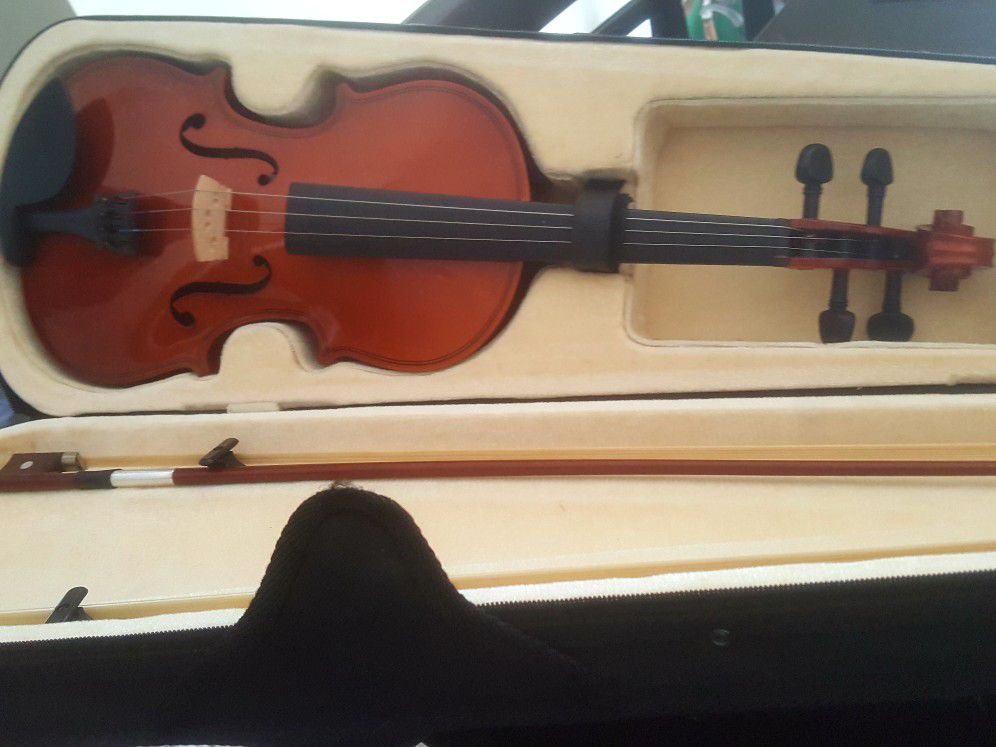 Beginners Violin. Very lightly used. One string missing.