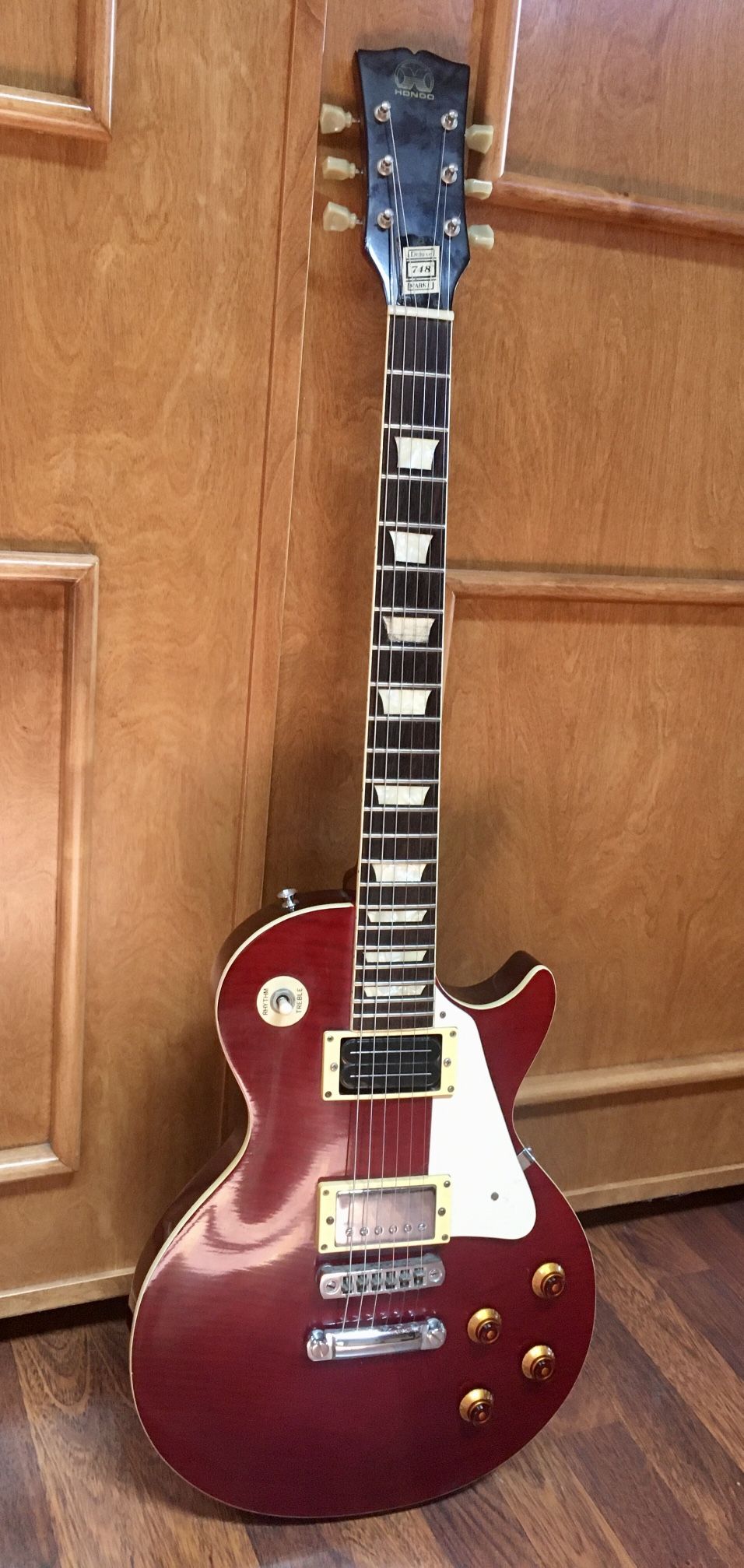 Hondo 748 Deluxe MK II Set Neck Les Paul Guitar
