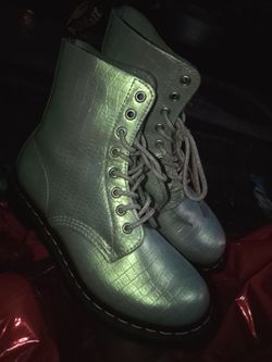 Iridescent Lace-Up Dr. Martins 8 US