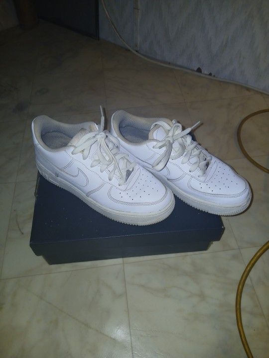 MEN'S WHITE AIR FORCE ONE'S