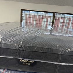 KING SIZE SIMMONS BEAUTYREST BLACK SERIES 2 (PLUSH) PILLOW TOP MATTRESS & BOX SPRINGS BED SET