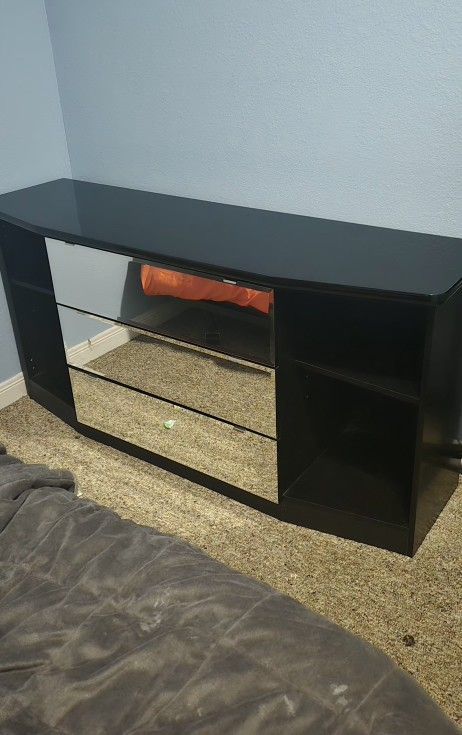 Dresser/ TV Stand