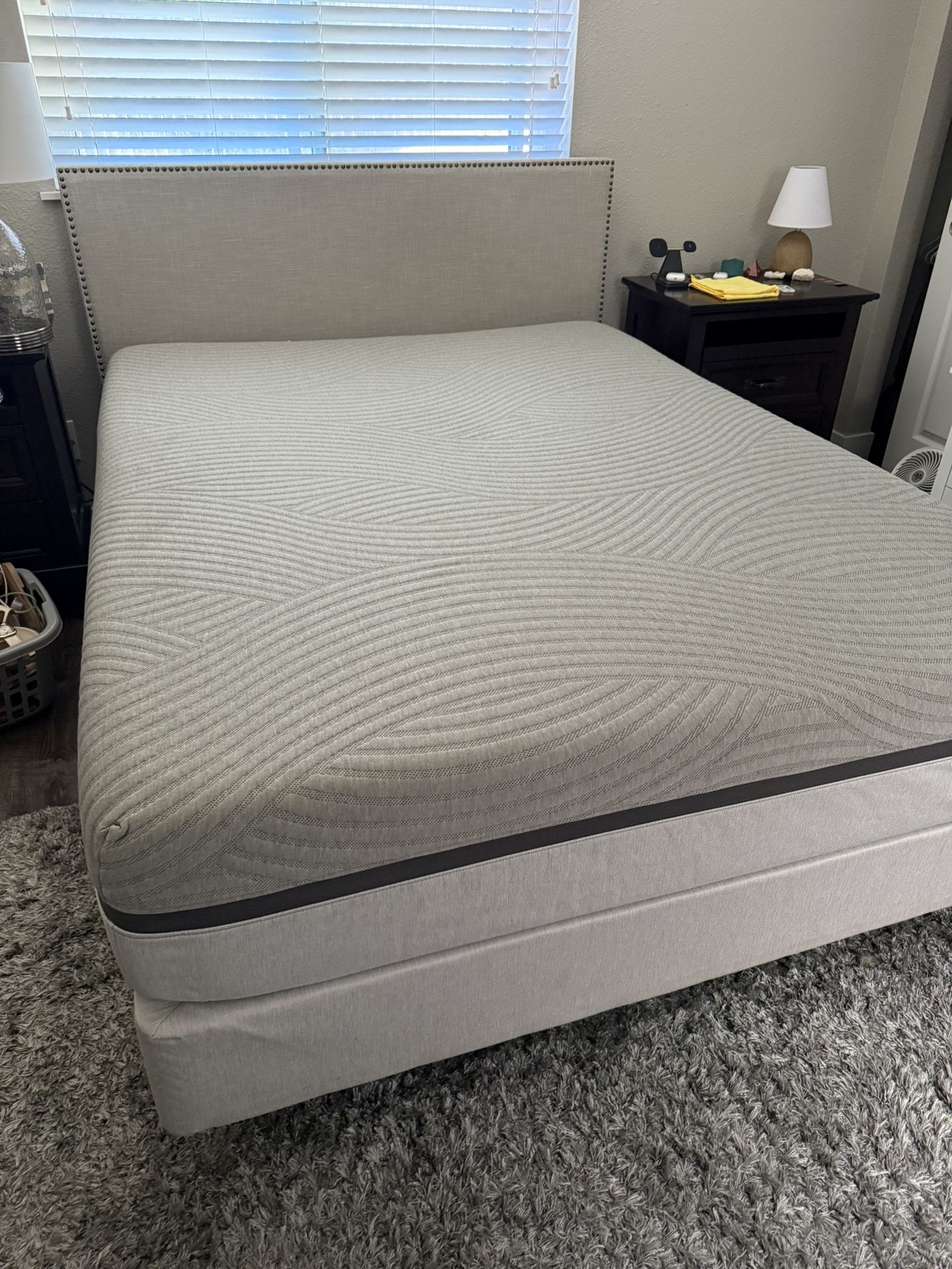 2019 Sleep Number iLE Mattress w/ Integrated Base– Queen Size