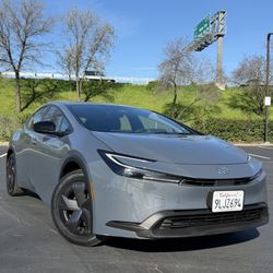 Toyota Pruis 2024 LE