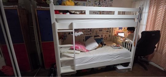 Twin bunk bed