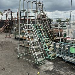 Metal Step Ladder 16 Ft An 9 Ft 