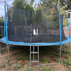 Trampoline W/ Sprinkler 