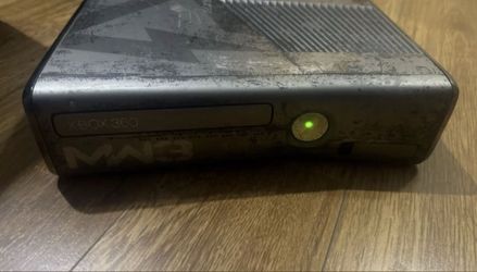 Xbox 360 Call of Duty MW3 Console Rare
Comes with power cable.
