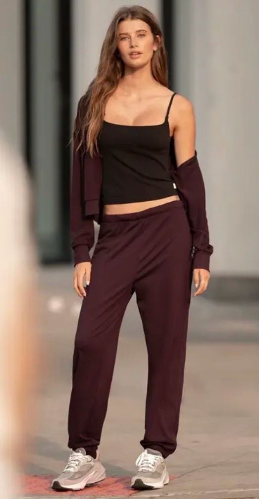 NWOT Vuori Halo Modern Sweatpant- Women’s Large