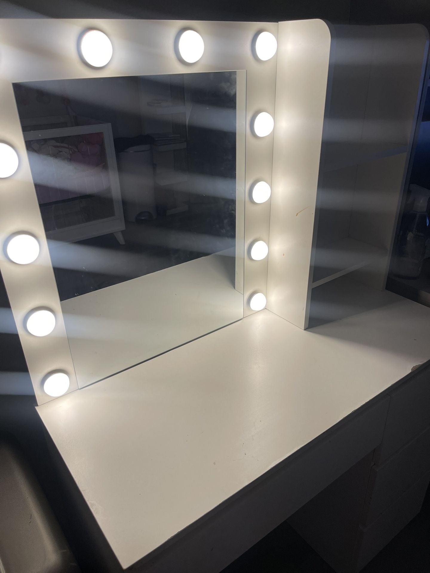 Make Up Vanity With Lights 