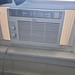 Midea A C UNIT small