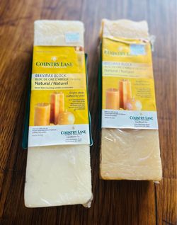 Country Lane Natural Beeswax Blocks – 2 Pound Bundle! Two Country Lane Candle Supplies natural beeswax blocks, 1 lb (454g) each. Made in USA. Both sti