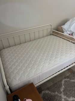 Full bed very clean and comfortable