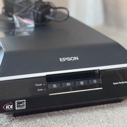  Epson Perfection V600 Photo Scanner - Mint Condition with All Accessories!