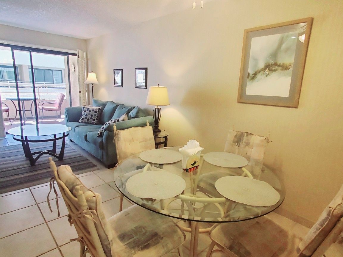 Dining Table Ans 4 Rolling Chairs