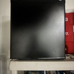 INSIGNIA Black Mini Fridge 1.7  