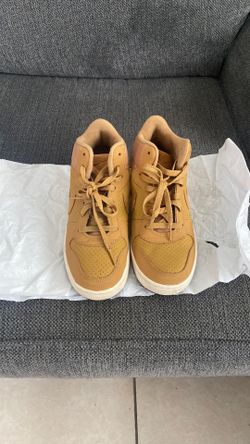 Tennis shoes