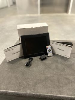 Digital photo frame with remote