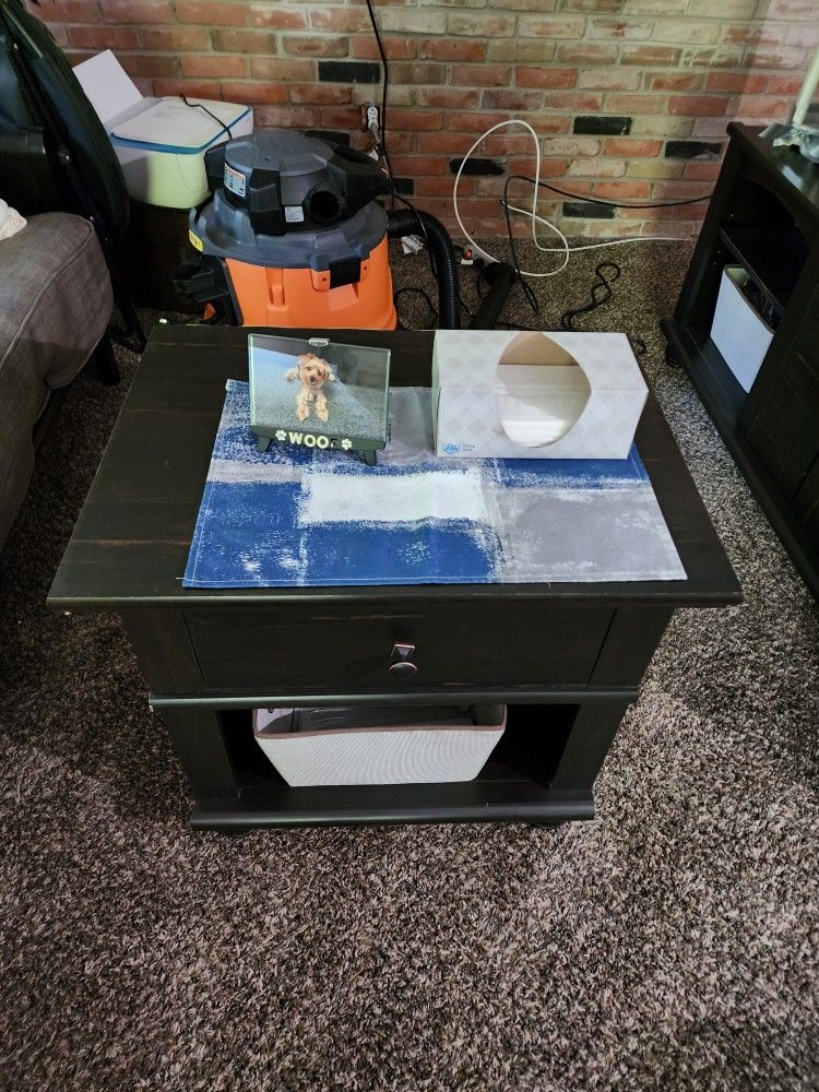 Set Of 2 End Tables In Excellent Condition