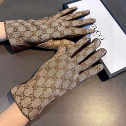 Women's gloves, in excellent condition