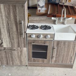 Kid’s Play Kitchen 