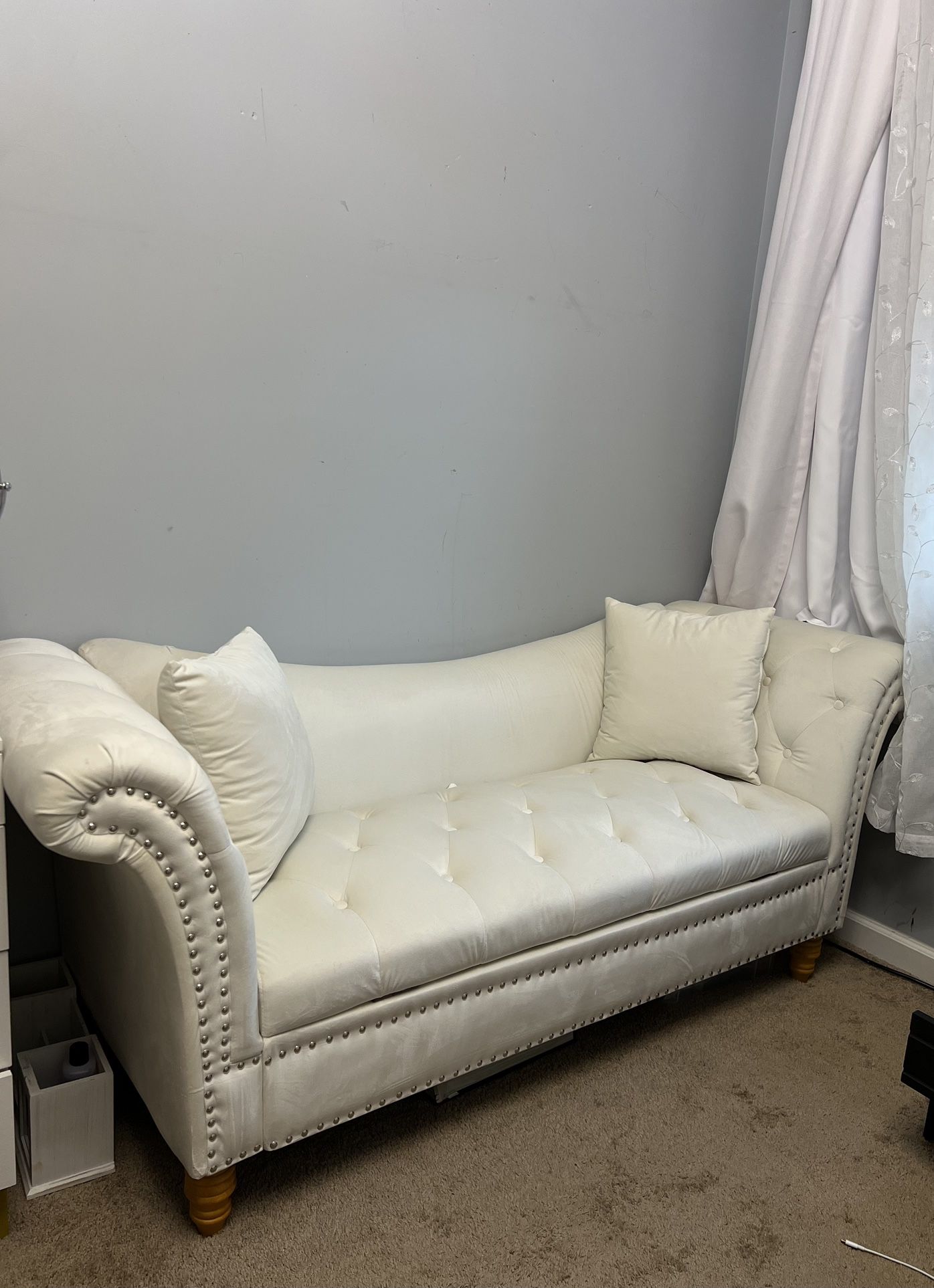 Velvet sofa stool with 2 pillows in beige